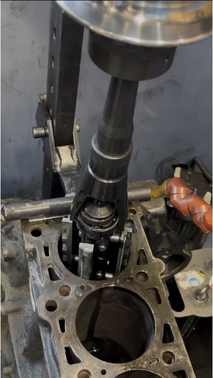 Montaż tłoka i korbowodu w bloku – widok wnętrza cylindra podczas składania jednostki.