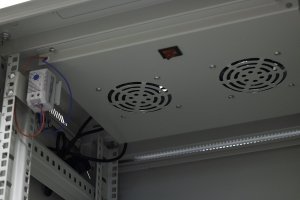 Szafa ramowa stojąca EmiterNet Top, 32U, drzwi przód blacha/szkło, 800x800x1540mm (szer./gł./wys.) (w zestawie: panel 4 wentylatorowy z termostatem, 2 półki, komplet śrub montażowych)