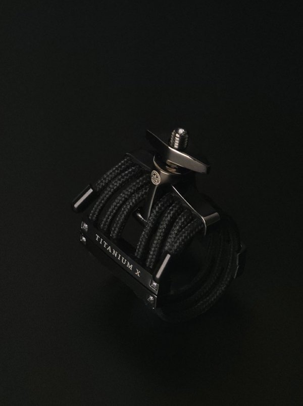  Ligaturka do klarnetu B/A Silverstein Titanium X Gen. 5 Medium red cord