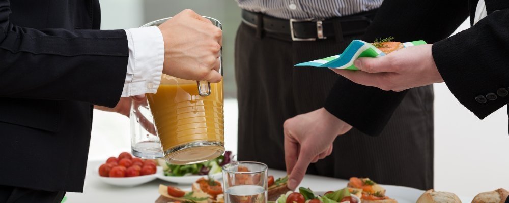 Dlaczego w firmie warto organizować imprezy integracyjne? Jaki alkohol na imprezach integracyjnych podawać?