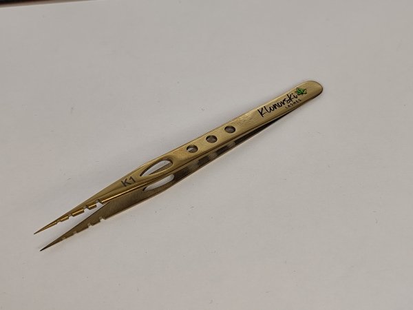 Pęseta do rzęs K1-  Wystrzępiona lekka ergonomiczna pęseta do stylizacji rzęs 