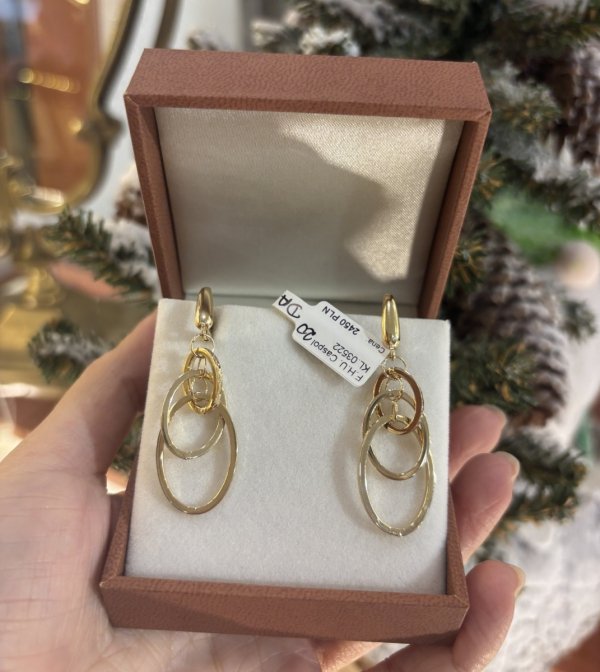 Złote kolczyki wiszące z potrójnymi owalami – elegancja, która przyciąga spojrzenia | KOD: KL.03522