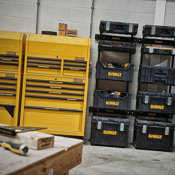 Uchwyty naścienne do mocowania skrzyń ToughSystem Dewalt DWST1-75694