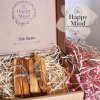 Zbliżenie na certyfikowane drewienka Palo Santo w pudełku z wełną drzewną