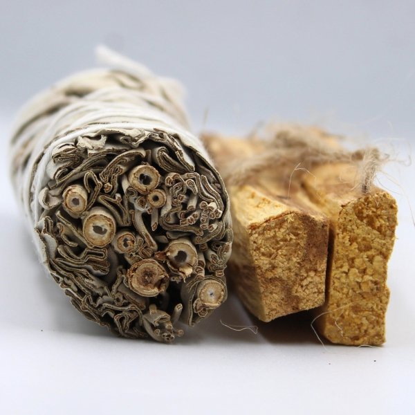 Palo Santo, Biała Szałwia, Kwarc Różowy - elementy zestawu do rytuałów, zbliżenie