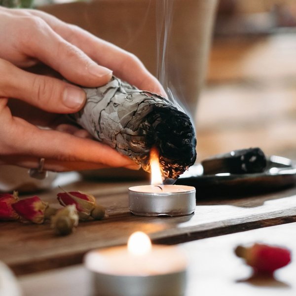 Jak palić Palo Santo i białą szałwię