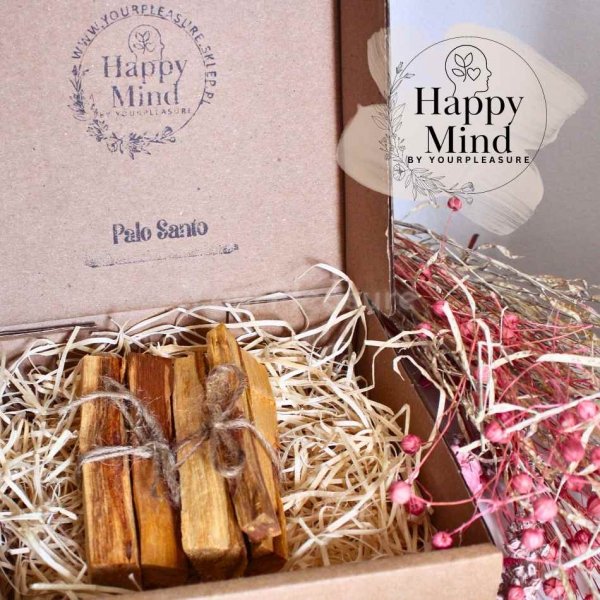 Zbliżenie na certyfikowane drewienka Palo Santo w pudełku z wełną drzewną