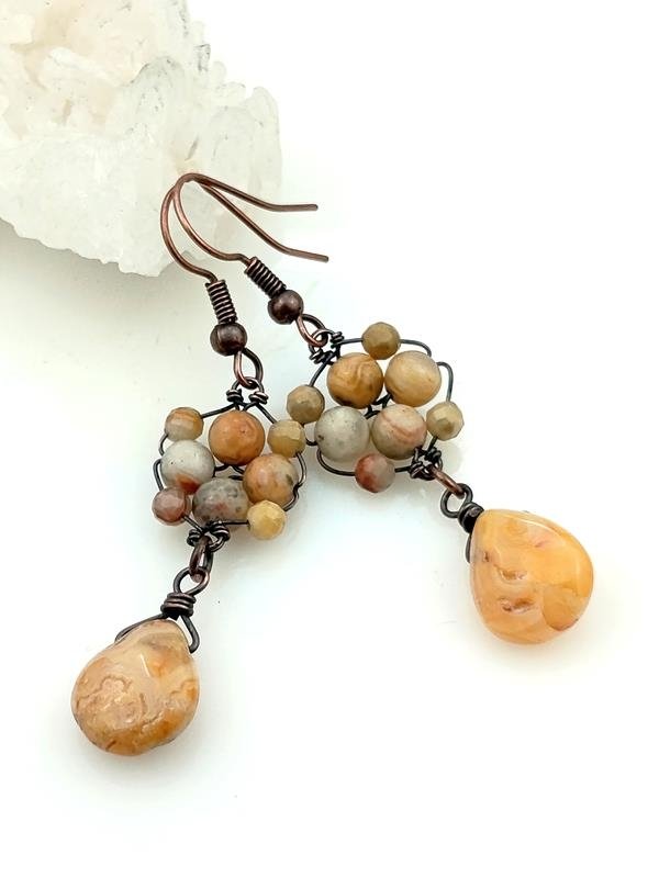 Kolczyki miedziane z agatem koronkowym, wymiary 5.3x1.3 cm, waga 4.2 grama, rękodzieło