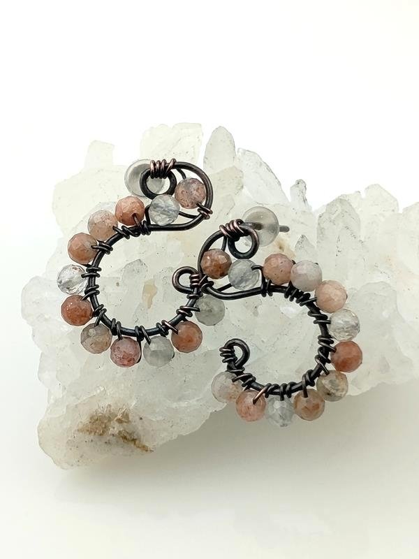 Kolczyki miedziane z kamieniem słonecznym dla numerologicznej 1, 5 i 9