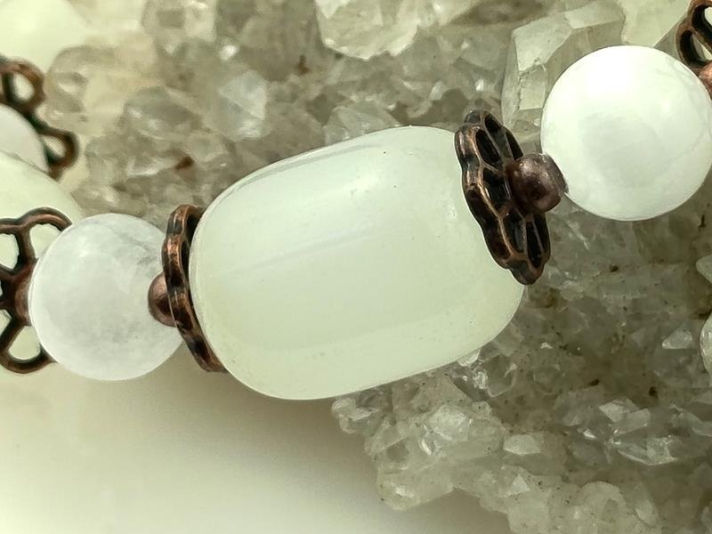 Damska bransoletka miedziana z białym agatem i selenitem dla nauczycielki