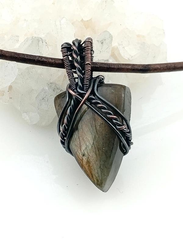 Męski wisiorek miedziany z labradorytem dla numerologicznej 4, 6, 7 i 9