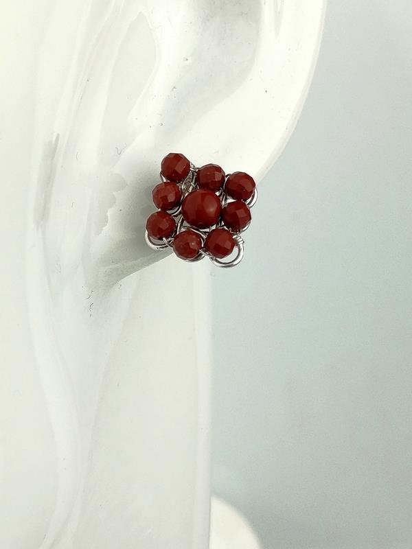 Jaspis czerwony - kolczyki srebro Ag999, wymiary 1.6x1.6 cm, waga 2.1 grama, sztyfty, znak Barana, Koziorożca i Byka