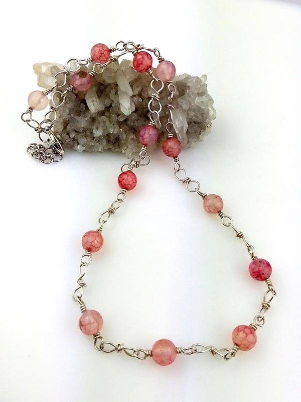 Różowy agat matrix – naszyjnik z drutu miedzianego posrebrzanego