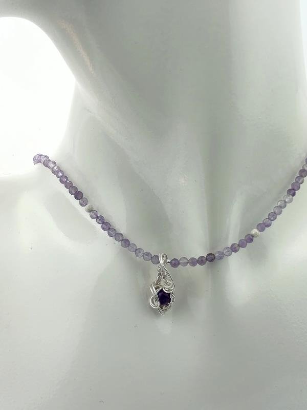 Naszyjnik z ametystem o długości 45 cm plus 4 cm, waga naszyjnika 8.3 grama, wisiorek 2.3x0.9 cm, srebro, rękodzieło