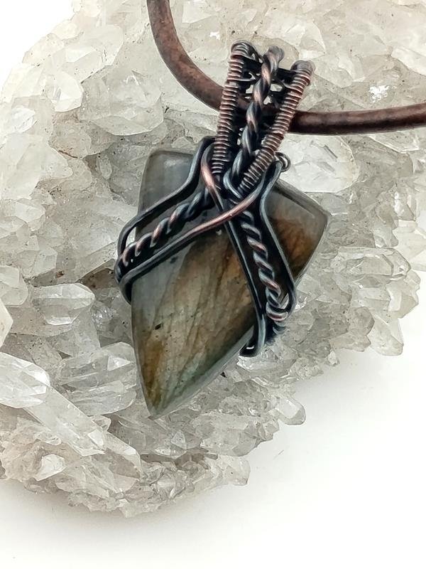 Labradoryt - męski wisiorek miedziany (3.3x1.7 cm) na rzemieniu 48.5 cm, waga naszyjnika 11 gram, rękodzieło