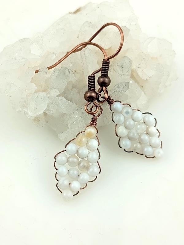 Kolczyki miedziane z kulkami masy perłowej dla numerologicznej 2