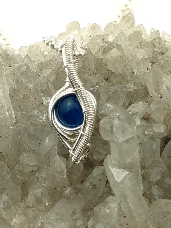 Wisiorek z drutu srebrnego (2.2x0.9 cm) z niebieskim agatem dla znaku Byka, Skorpiona, Bliźniąt, Panny i Strzelca