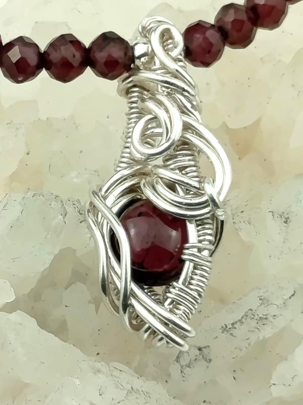 Naszyjnik z granatem dla instruktorki jogi, douli, sportsmenki, rękodzieło