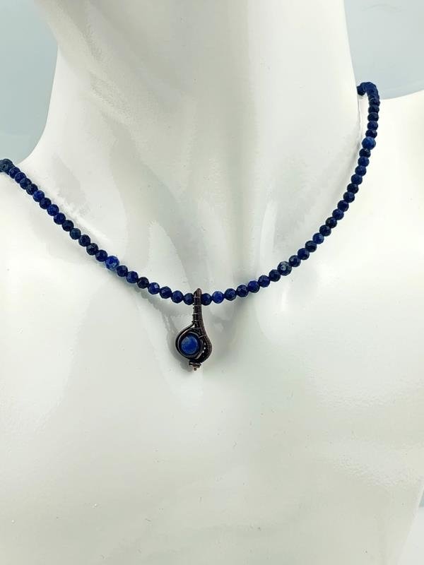 Lapis lazuli - naszyjnik o długości 39 plus 4.5 cm, wisiorek 2.2x1 cm, waga 8.6 grama, miedź, prezent z okazji 9 rocznicy ślubu, rękodzieło