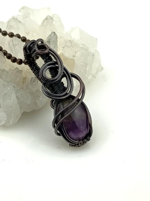 Prezent z okazji 6 rocznicy ślubu - ręcznie wykonany wisiorek miedziany z ametystem na łańcuszku, rękodzieło