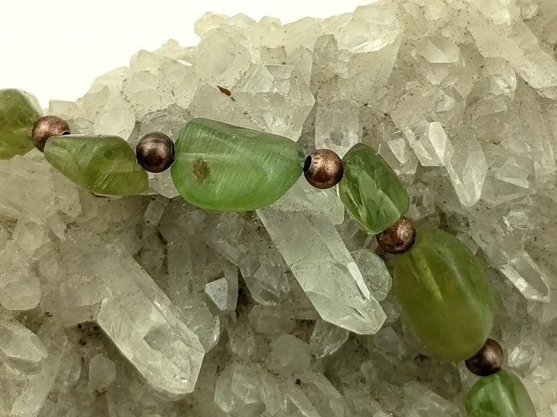 Bransoletka na gumce z kamykami perydotu dla chińskiego znaku Małpy