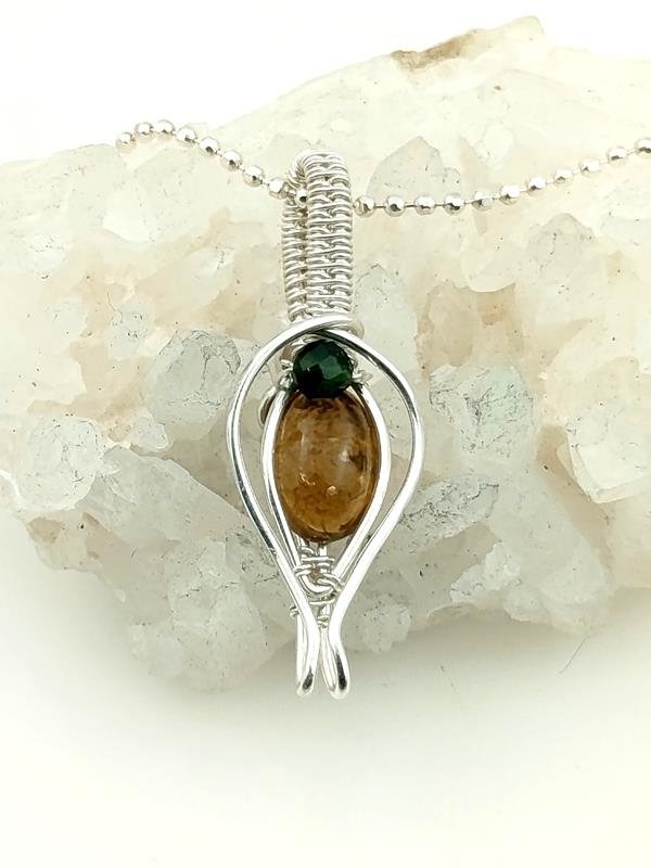 Zawieszka srebro Ag999 z turmalinem, wymiary 2.9x1.1 cm, łańcuszek 42 plus 3 cm Ag925, waga 3.3 grama