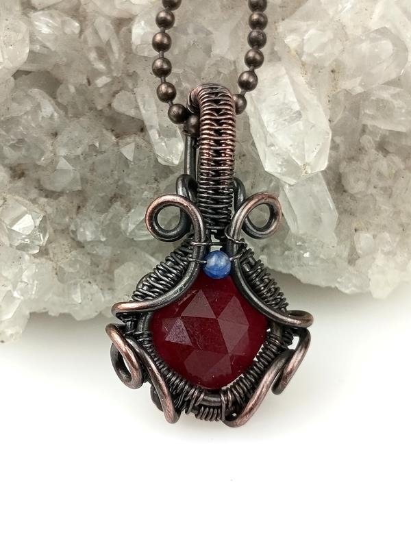 Jadeit – damski wisiorek miedziany 2.5x1.5 cm, łańcuszek mosiężny 44 plus 5 cm, waga 5.7 grama, rękodzieło