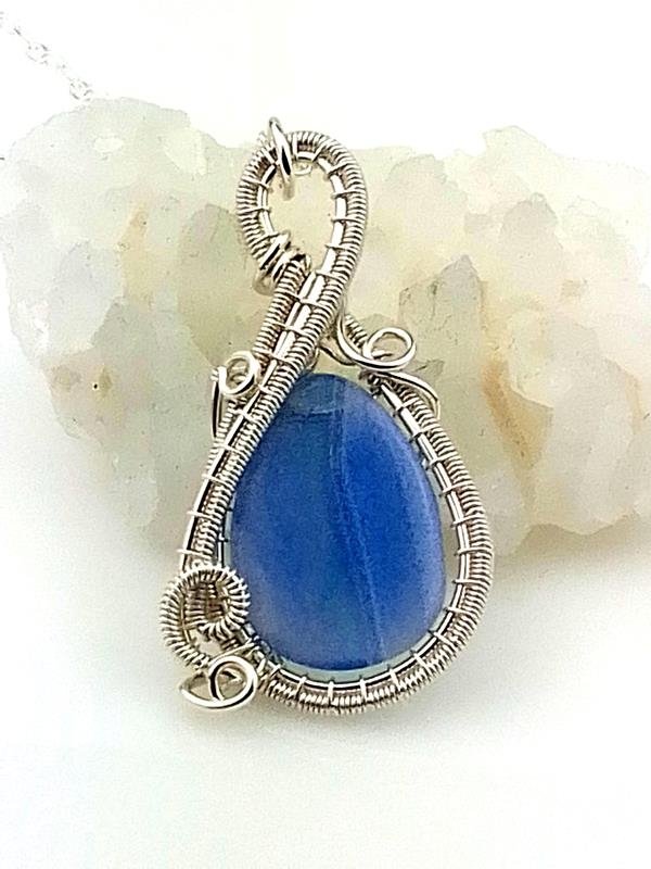 Damski wisiorek z drutu srebrnego (3.7x1.8 cm) z agatem dla znaku Byka, Skorpiona, Bliźniąt, Panny i Strzelca