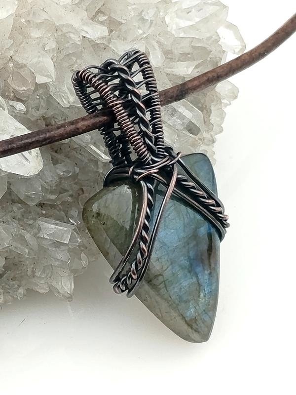 Męski wisiorek miedziany z labradorytem – kamieniem ochrony i magii