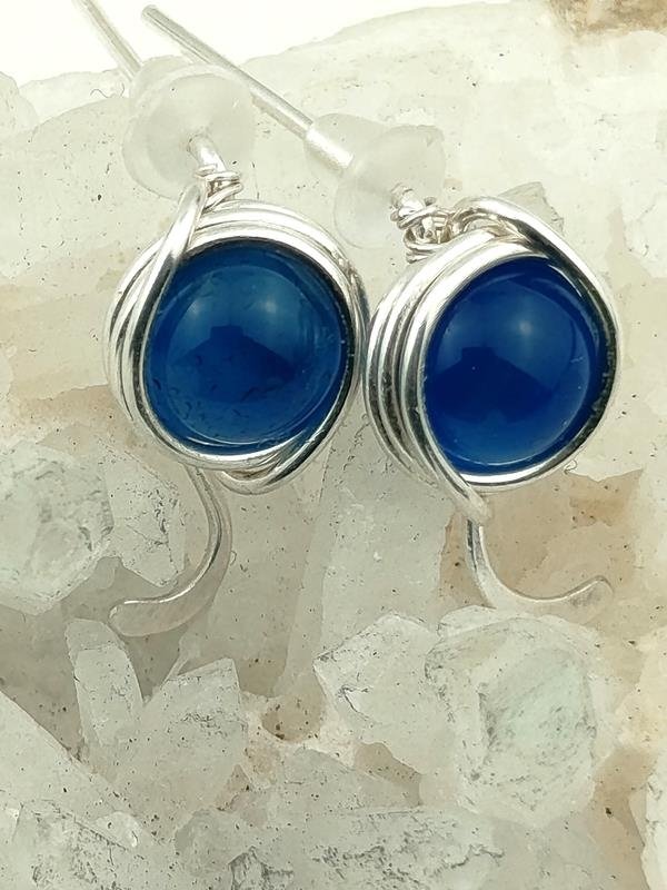 Niebieski agat - damskie kolczyki z drutu srebrnego Ag999 na sztyftach dla znaku Byka, Skorpiona, Bliźniąt, Panny i Strzelca