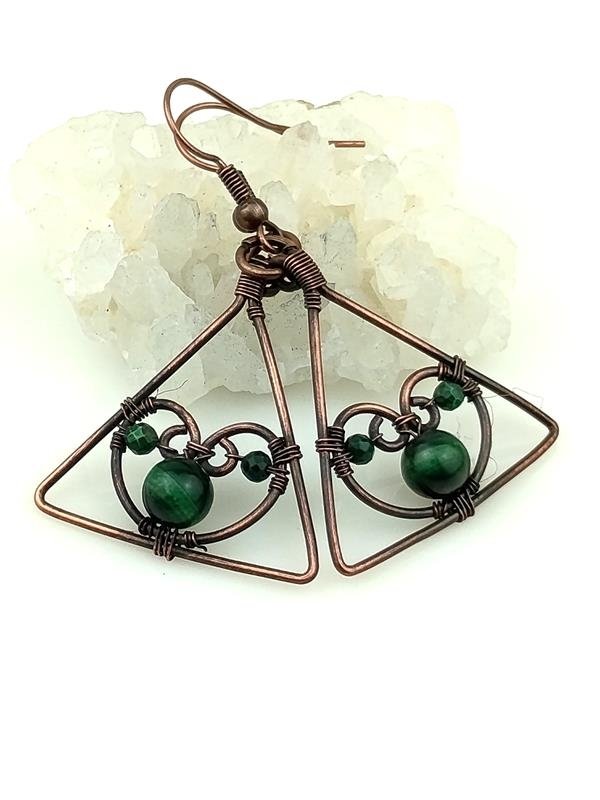 Kolczyki miedziane z naturalnym malachitem dla znaku Skorpiona, Byka, Strzelca, Koziorożca i Raka