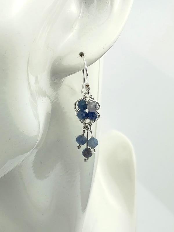 Kolczyki ze srebra z tanzanitem – kamieniem połączenia umysłu i serca, wzmocnionej percepcji duchowej