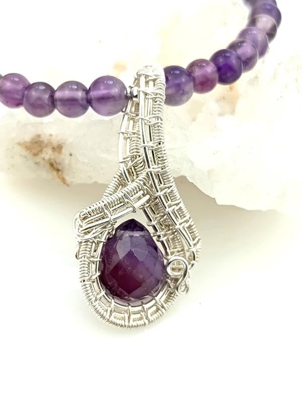 Naszyjnik z ametystem o długości 44 cm plus 4 cm, wisiorek 2.9x1.6 cm, srebro, waga naszyjnika 13.6 grama, rękodzieło