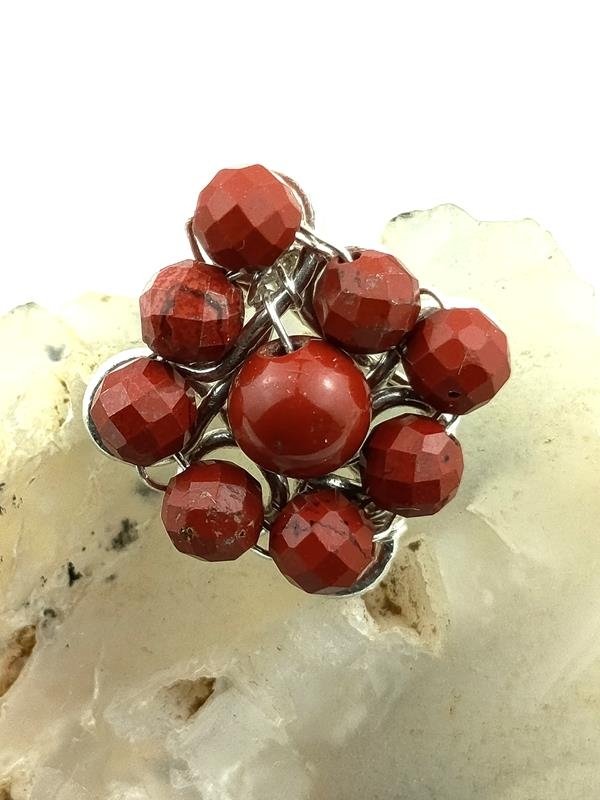 Kolczyki ze srebra z jaspisem czerwonym dla numerologicznej 1, 4, 6 i 9