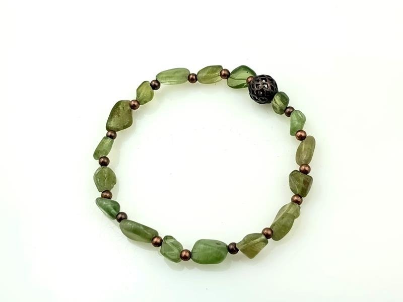 Bransoletka na gumce z perydotem dla znaku Lwa, Panny, Skorpiona, Byka, Ryb, Barana, Koziorożca i Strzelca