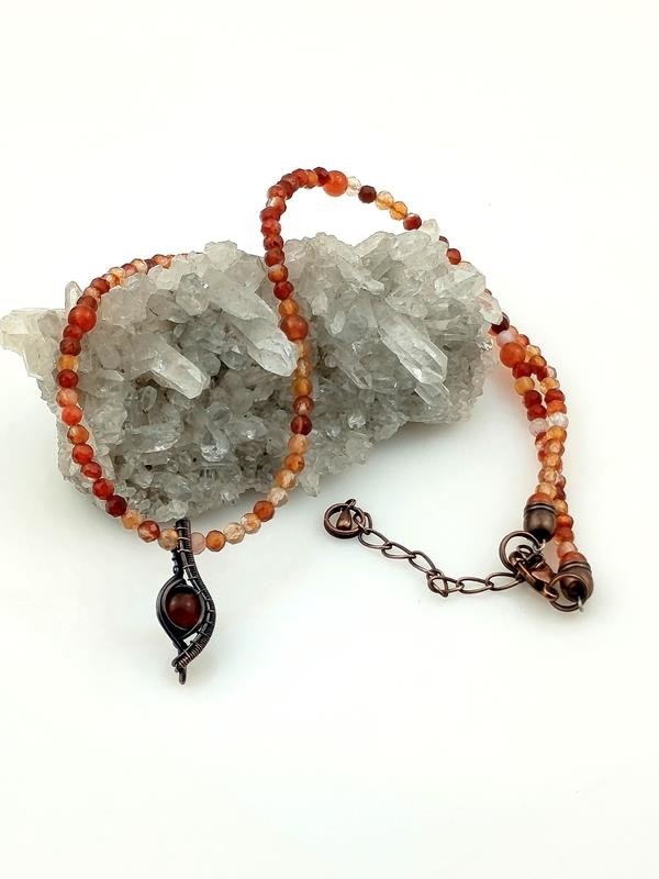 Naszyjnik z karneolem – kamieniem dla artystów, autorów, muzyków, pisarzy