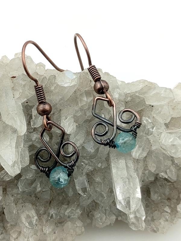 Prezent z okazji 4 rocznicy ślubu – kolczyki miedziane z błękitnym topazem