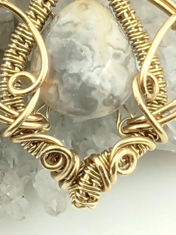 Ręcznie wykonany wisiorek mosiężny z agatem koronkowym – kamieniem łączącym się z żywiołami ognia i ziemi