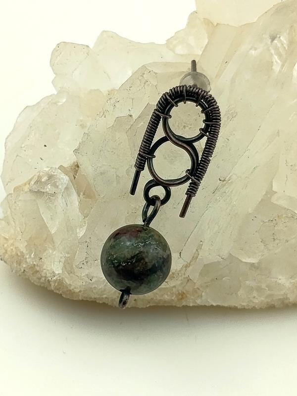 Kolczyki miedziane z jaspisem smocza krew dla znaku Bliźniąt, Byka, Lwa, Strzelca i Wodnika