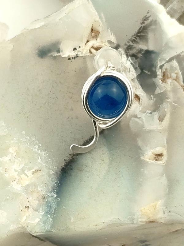 Kolczyki srebro Ag999 z niebieskim agatem, wymiary 1.4x0.8 cm, waga 1.7 grama, sztyfty, rękodzieło