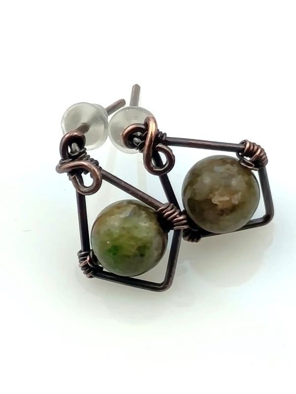 Zielony turmalin - kolczyki miedziane 1.5x0.9 cm, sztyfty, waga kolczyków 1.2 grama, rękodzieło