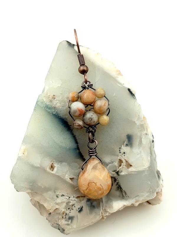 Kolczyki miedziane z agatem koronkowym dla znaku Bliźniąt, Koziorożca i Wodnika 