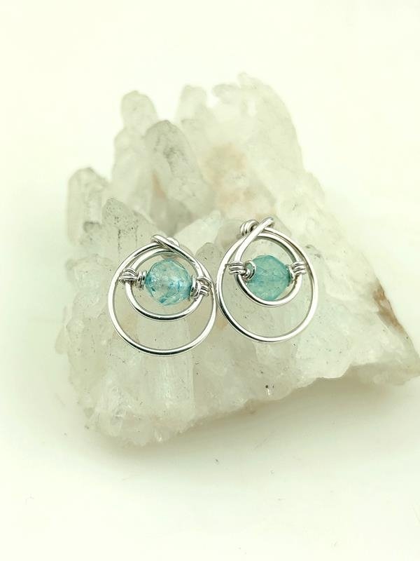 Błękitny topaz - kolczyki na sztyftach, wymiary 1.2x1 cm, waga 1 gram, srebro, prezent 4 rocznica ślubu, rękodzieło