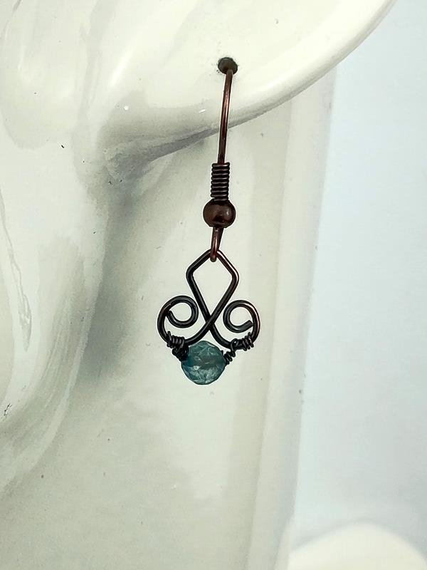 Kolczyki miedziane z błękitnym topazem – kamieniem wzmocnienia umysłu i komunikacji