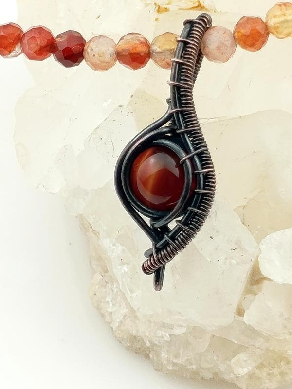 Wisiorek miedziany z karneolem