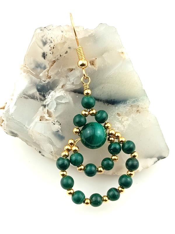 Mosiężne kolczyki z kulkami malachitu dla znaku Skorpiona, Byka, Strzelca, Koziorożca i Raka