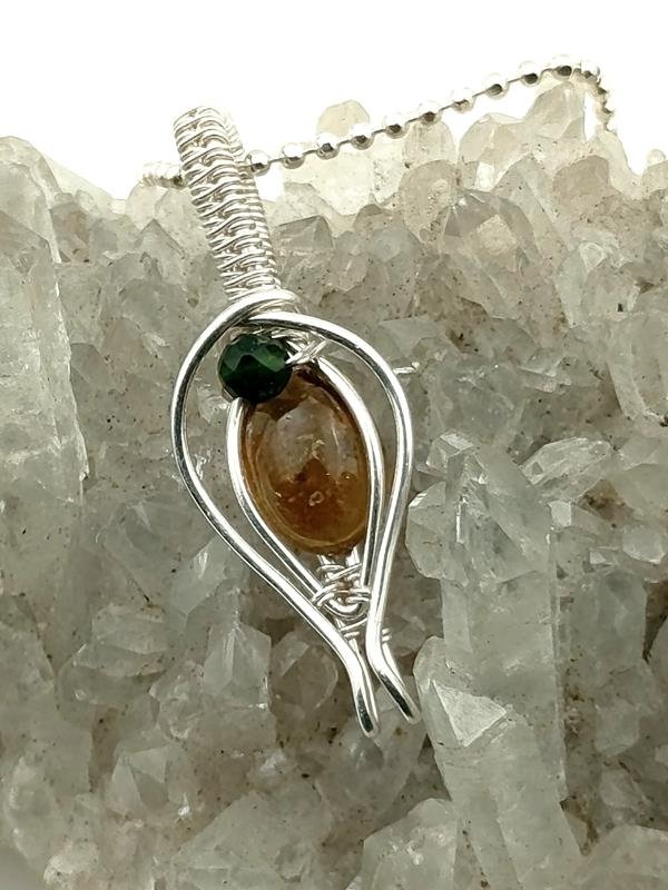 Wisiorek z drutu srebrnego (2.9x1.1 cm) z turmalinem – kamieniem uzdrowienia, siły i witalności
