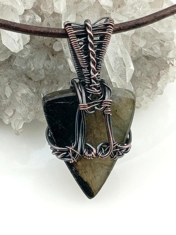 Męski wisiorek miedziany z labradorytem dla pisarza, kompozytora, fizjoterapeuty