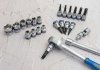 ZESTAW NARZĘDZI 3/8 24cz. NASADKI KRÓTKIE 6-kąt. 6 - 22mm, HEX 3 - 10, KRZYŻ. 2,3 PŁASKIE 5, 8 Z GRZECHOTKĄ I AKCESORIAMI,