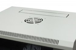 Szafa wisząca niedzielona 19'' 4U, drzwi blacha/szkło, 600×450×280mm szer./gł./wys. (w zestawie: półka stała oraz komp